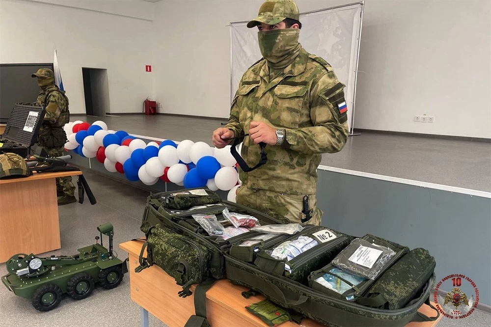 Росгвардейцы провели урок мужества для школьников ДНР