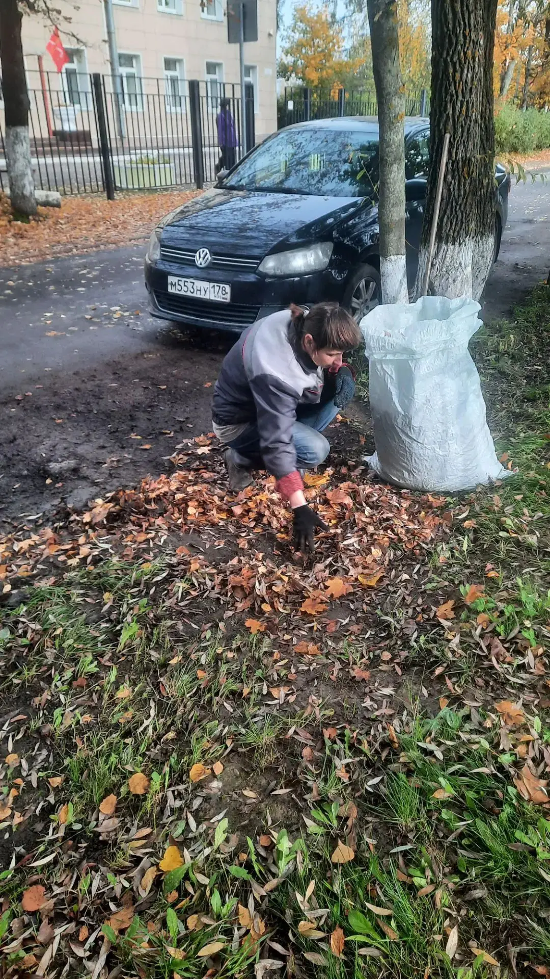 🍂Наши сотрудники продолжают участвовать в акции по благоустройству.