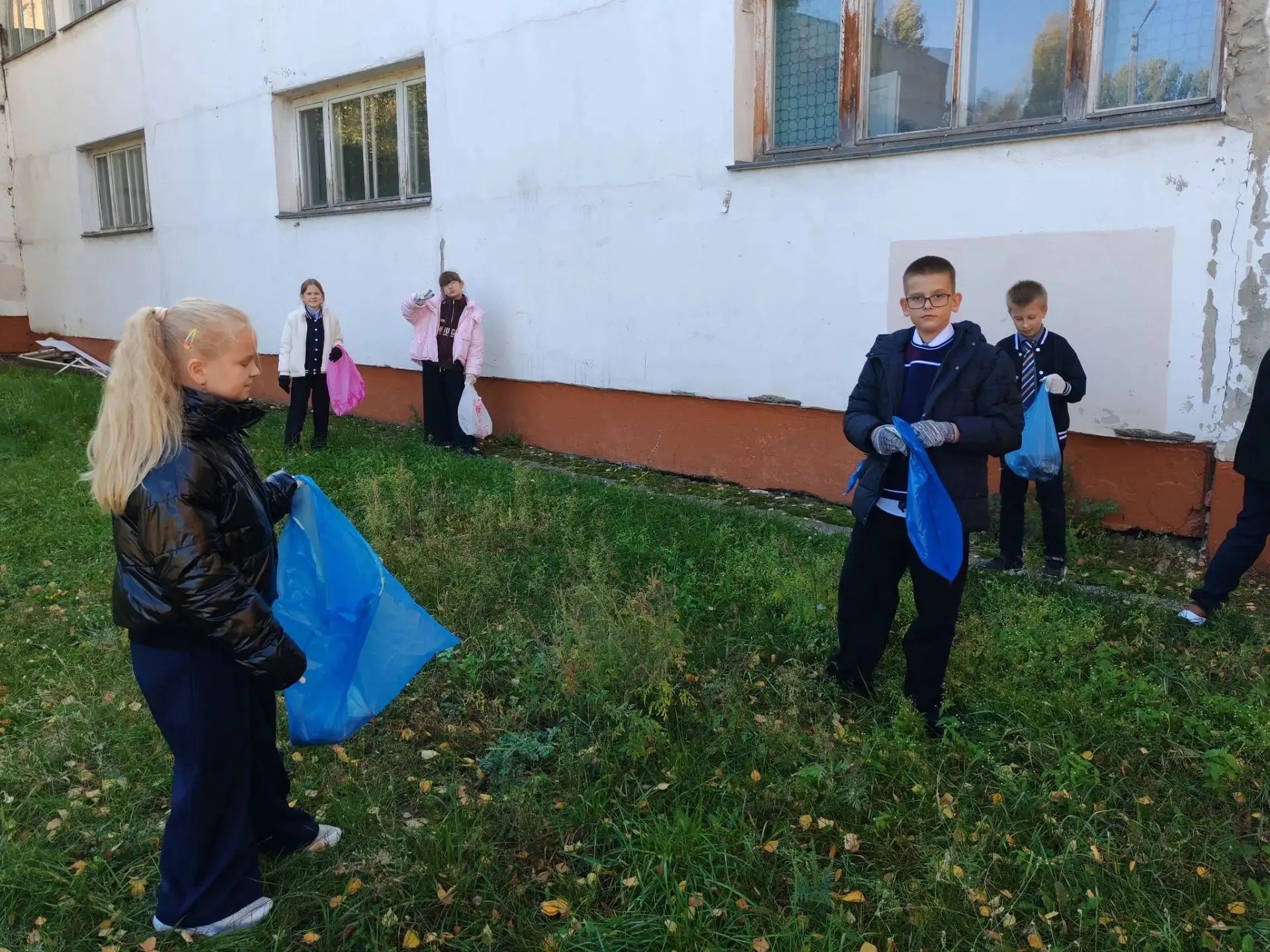 Ребята 3"Б" класса в пятницу решили организовать экологический десант и вышли на уборку...