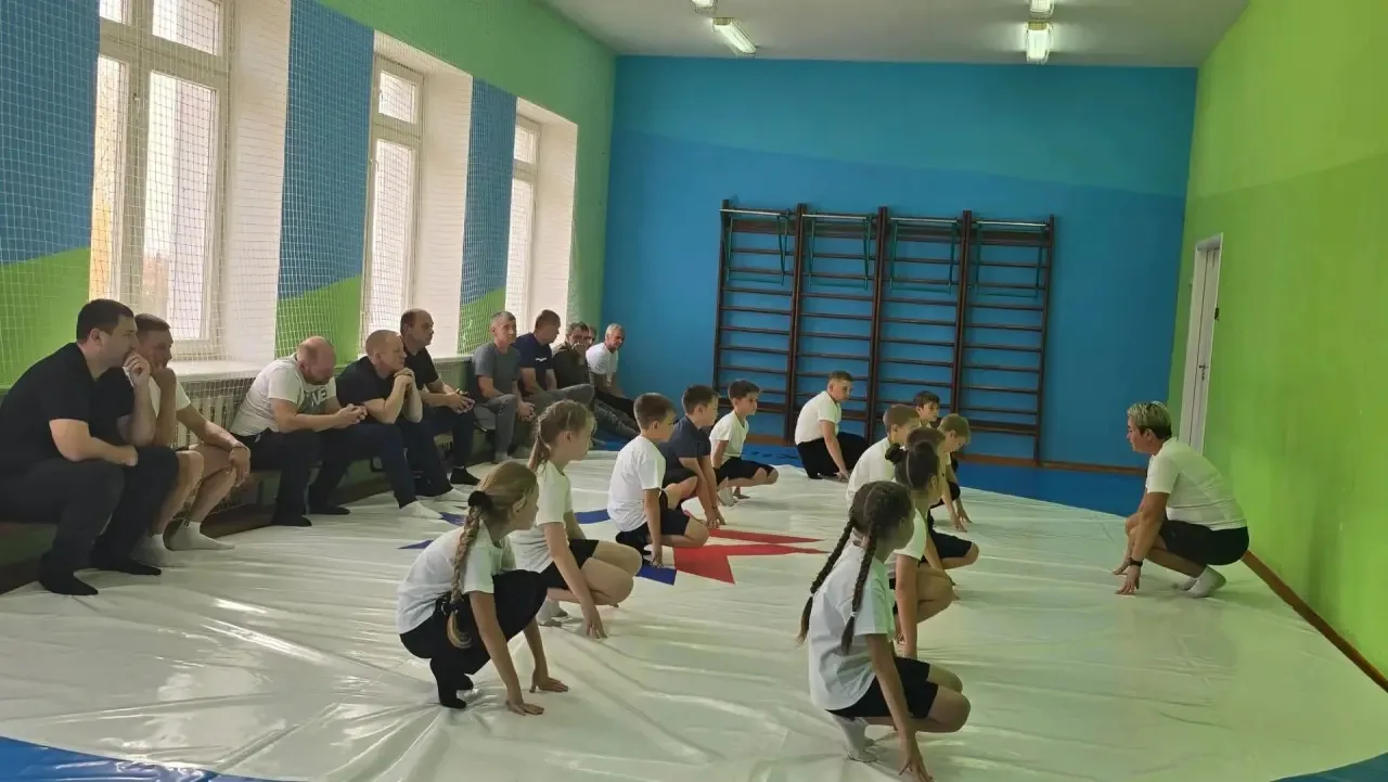 🥋 Сила, мужество и семейное единство: в нашей школе прошёл мастер-класс по самбо ко Дн...