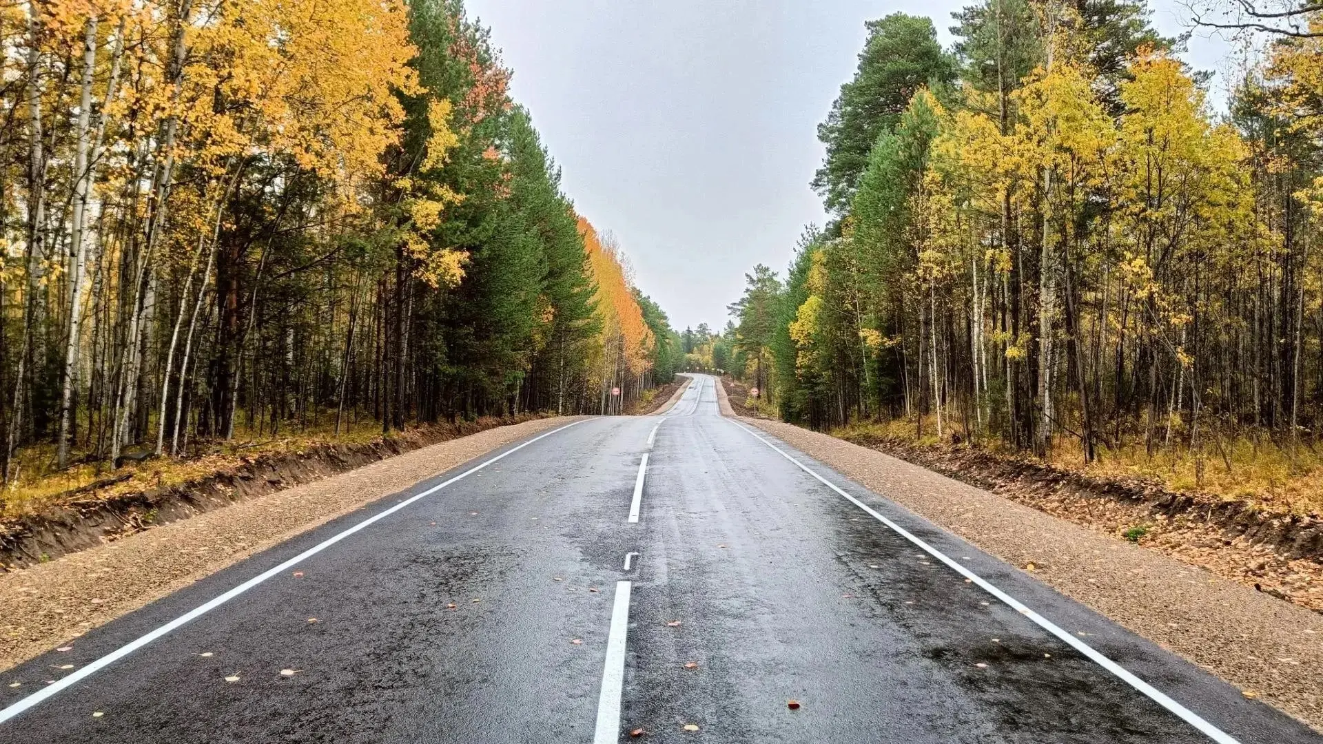 🛣 В Енисейском округе обновили участок трассы, ведущей к Монастырскому озеру