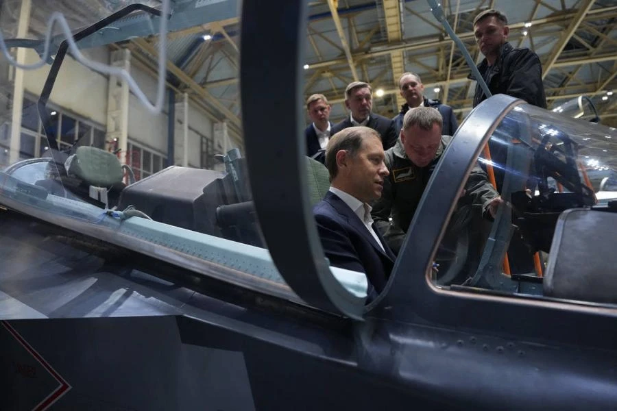 Мантуров осмотрел на Иркутском авиазаводе производство МС-21