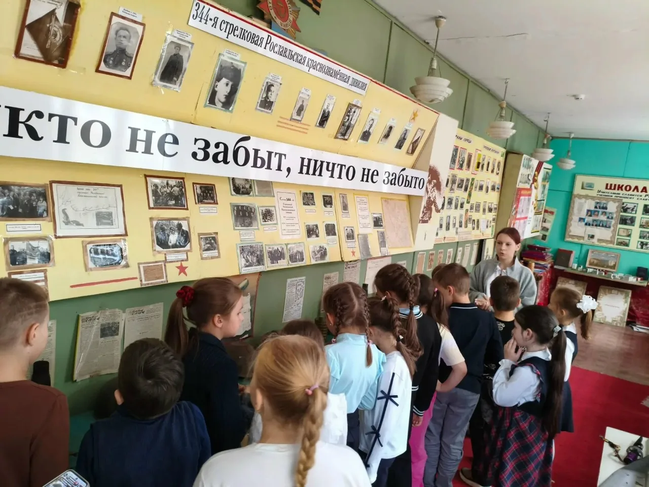 Как наставники провели для второклашек экскурсию в школьном музее.