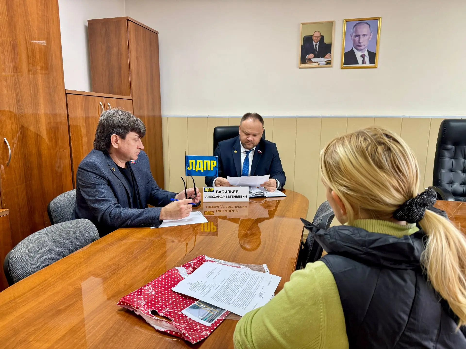 Депутат ЛДПР Александр Васильев провел прием граждан и  взял на контроль обращение жите...