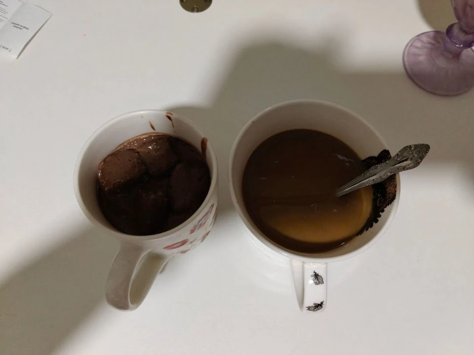 Завтрак - кофе с молоком, десерт из йогурта, творога, мюсли, печенья савоярди