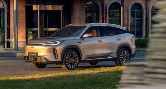 Geely Galaxy M7 — это среднеразмерный подзаряжаемый гибридный (PHEV) кроссовер.