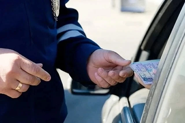 В СЛАВСКОМ РАЙОНЕ МУЖЧИНА ПОПЫТАЛСЯ ОТКУПИТЬСЯ ОТ ИНСПЕКТОРА ЗА 2000 РУБЛЕЙ
