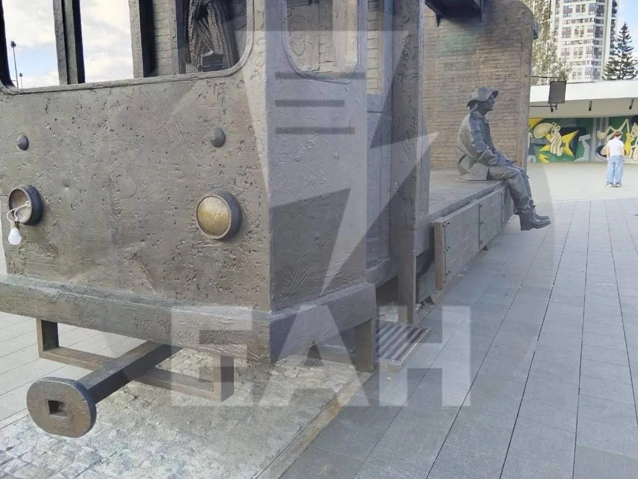 Вандалы добрались до нового памятника культовому свердловскому режиссеру Алексею Балаба...