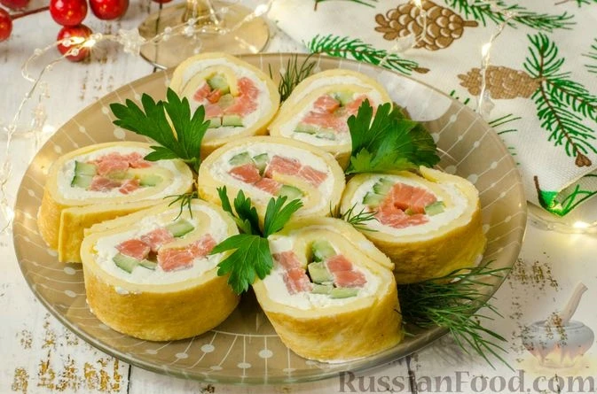 Яичные "роллы" с творожным сыром, красной рыбой и огурцом
