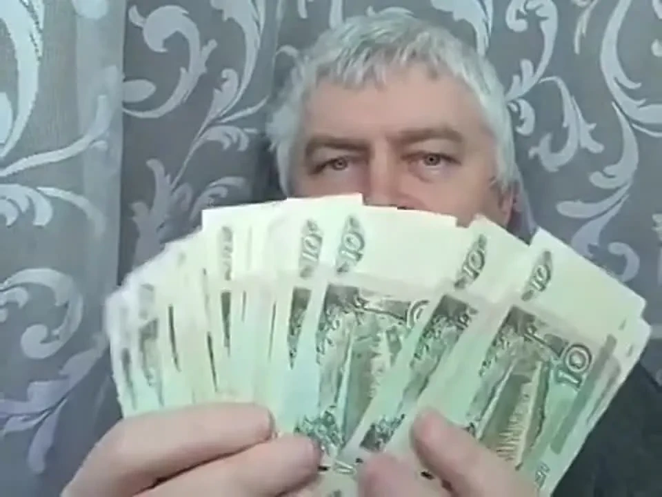 Впервые с 2022 года наличные обошли по популярности банковские счета. В сентябре 38% ро...