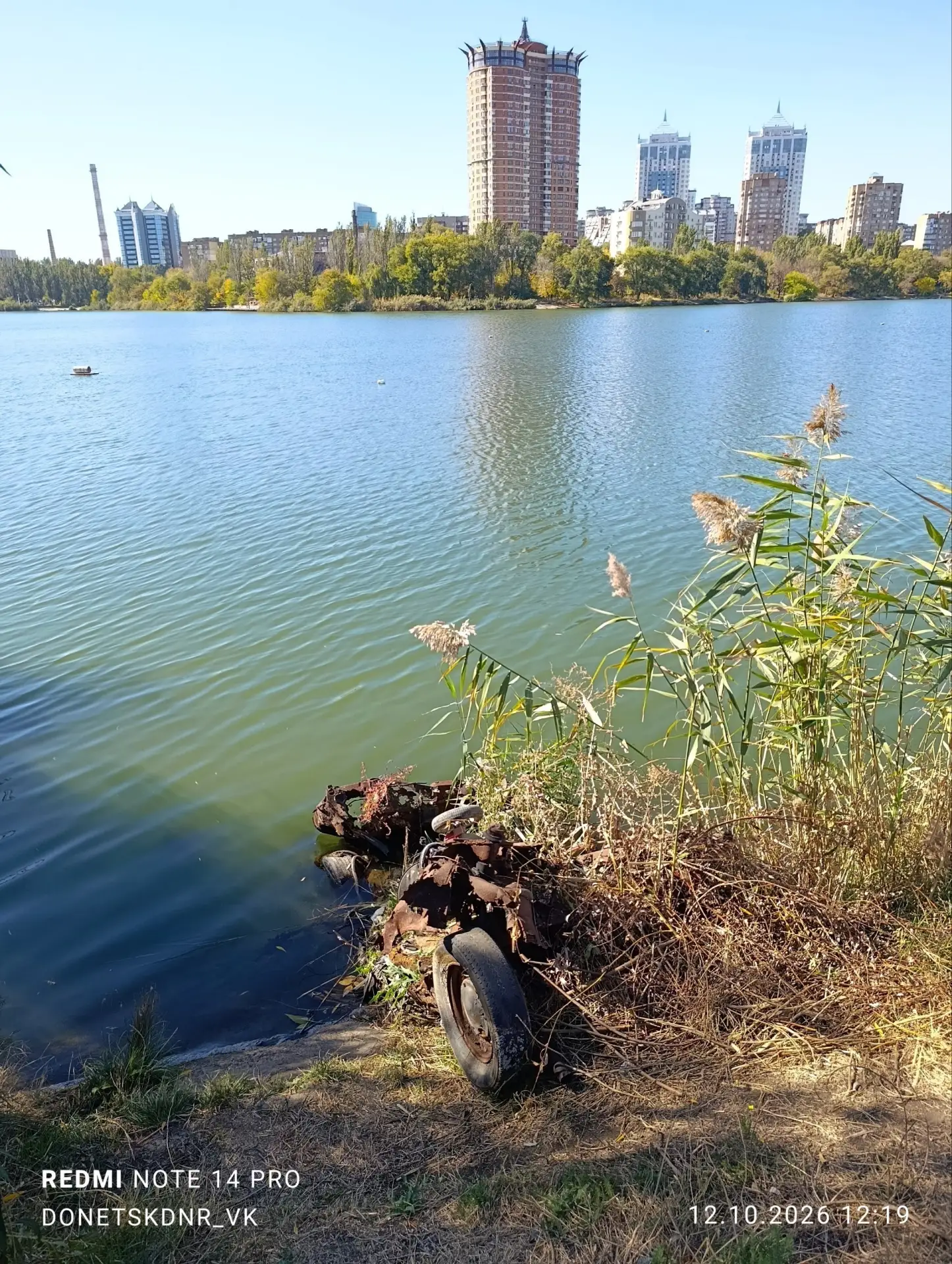 На Кальмиусе из воды показалась старая машина, а значит уровень воды упал