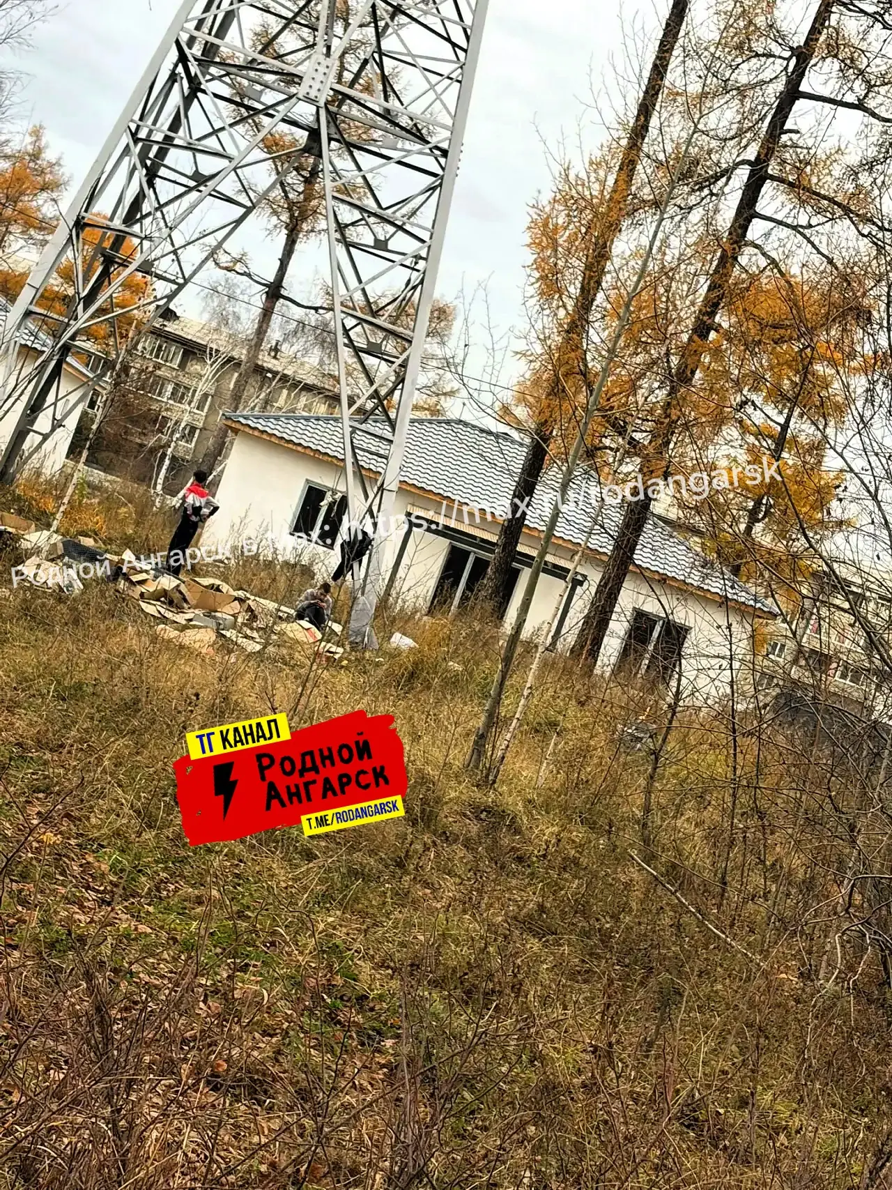 РА! в 6 мкр в европейском за новыми домами под электро столбом какие то подростки разож...