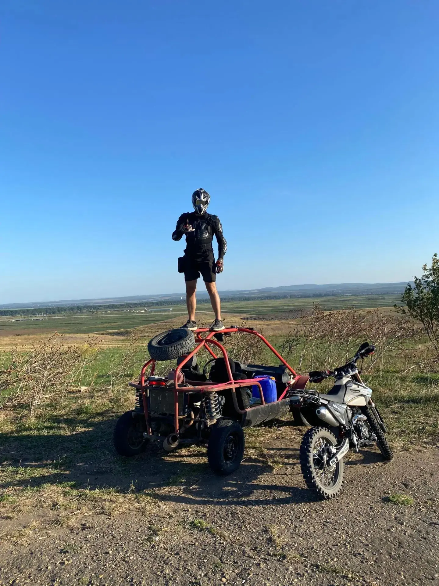 Мой папа — большой любитель техники для бездорожья.🏎️🏍️ Его хобби объединяет два напр...