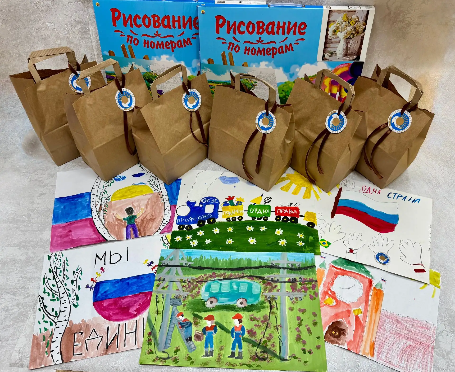 Профсоюзный «вернисаж»: работа профсоюза глазами детей