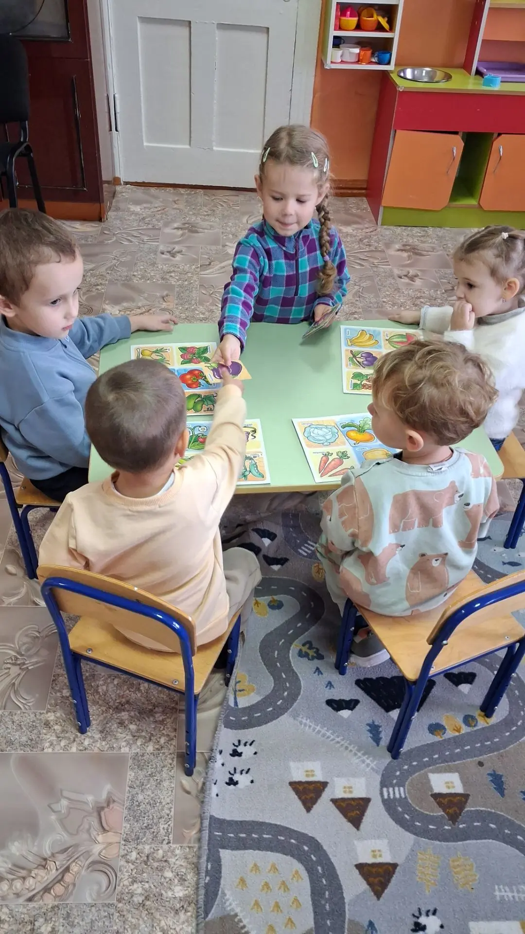 Учимся играть в настольные игры.