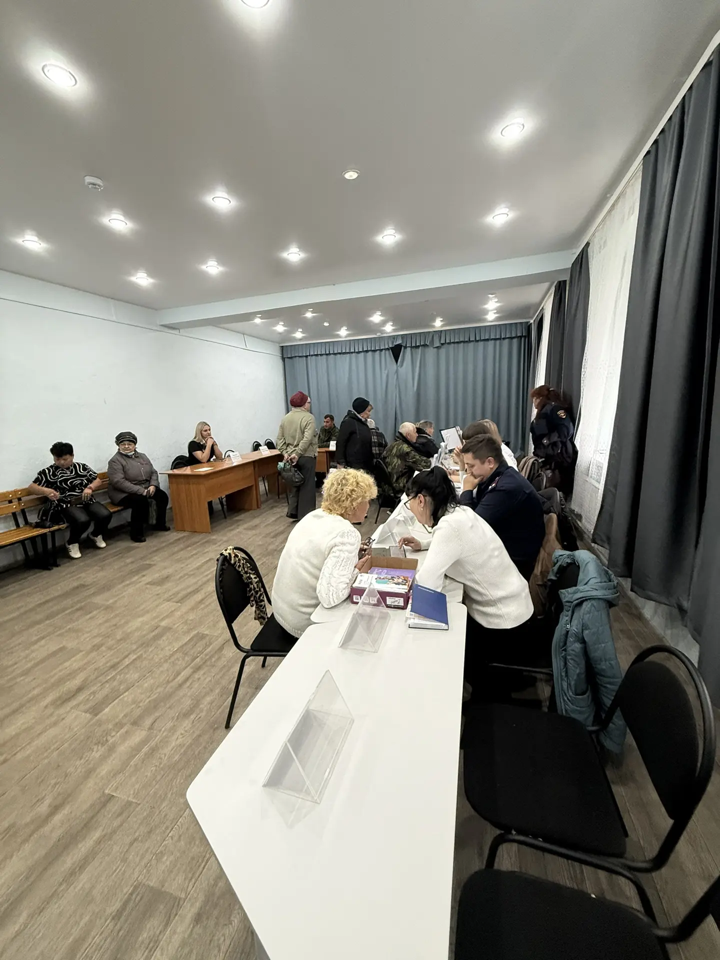 В актовом зале библиотеки поселка Средний идет прием граждан.