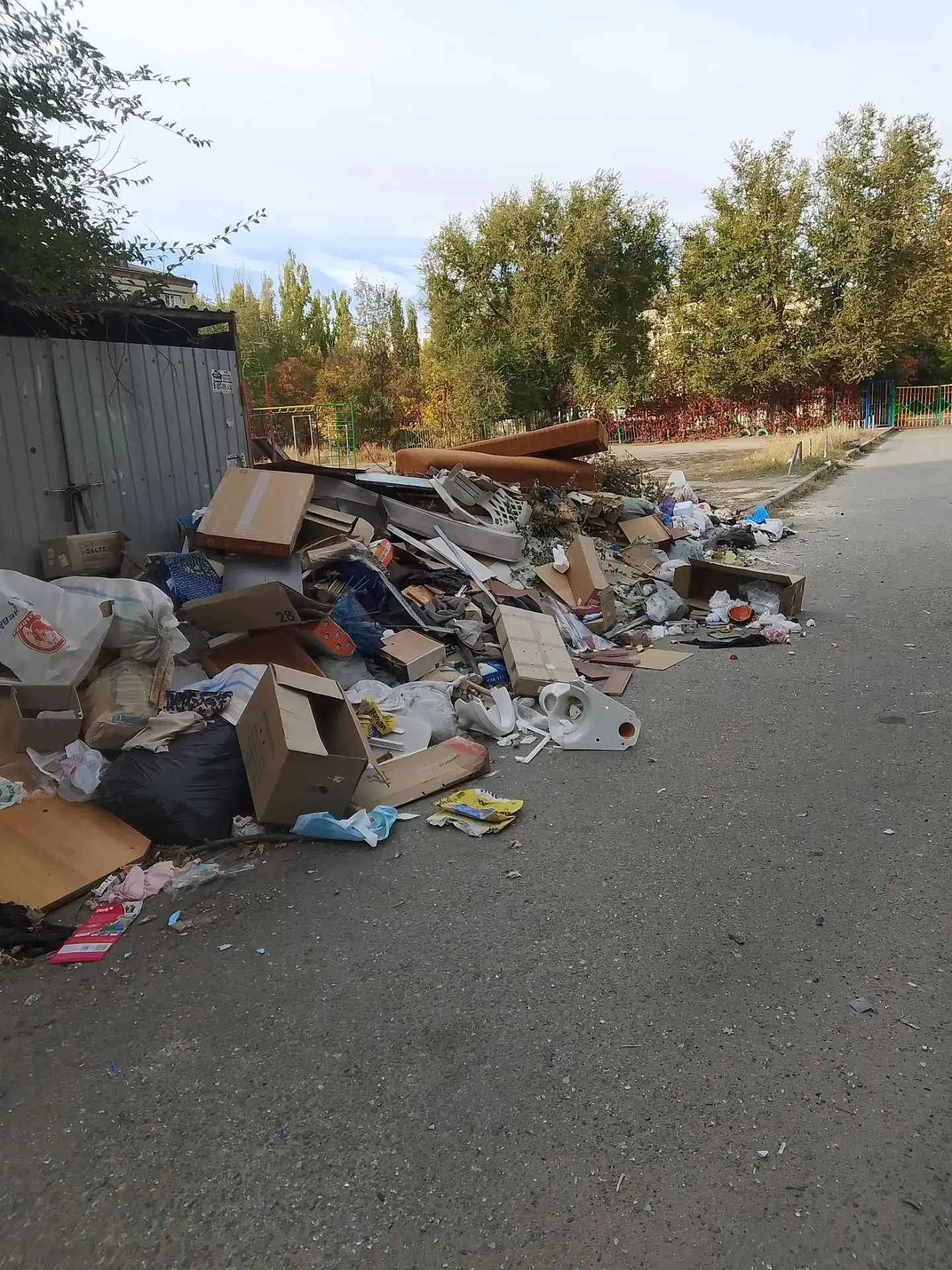 Рядом дет сад жилой двор детская площадка не убирают с августа территория УК сигма юг