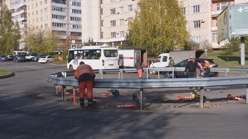 🚧 На кольцевом перекрёстке улиц Свердлова и Скворцова в Костроме установили металличес...