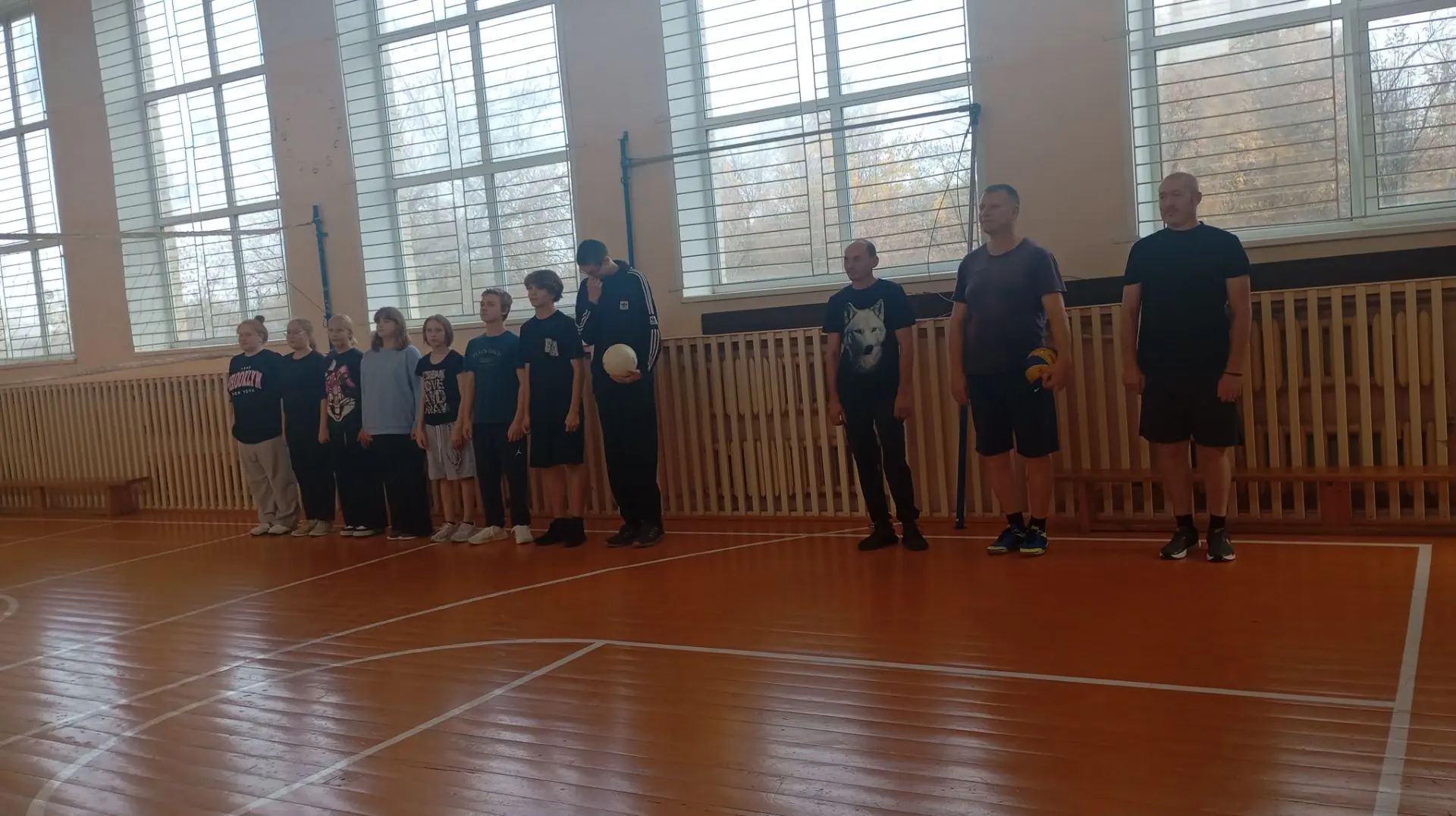 🏐 Спорт, азарт и семейное единство: в нашей школе прошёл товарищеский матч по волейбол...