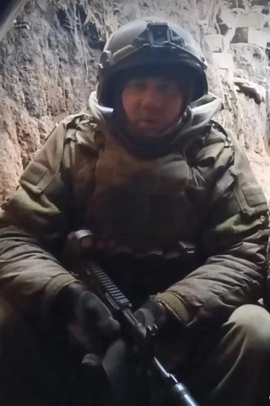 Горизонт на востоке слегка покраснел,