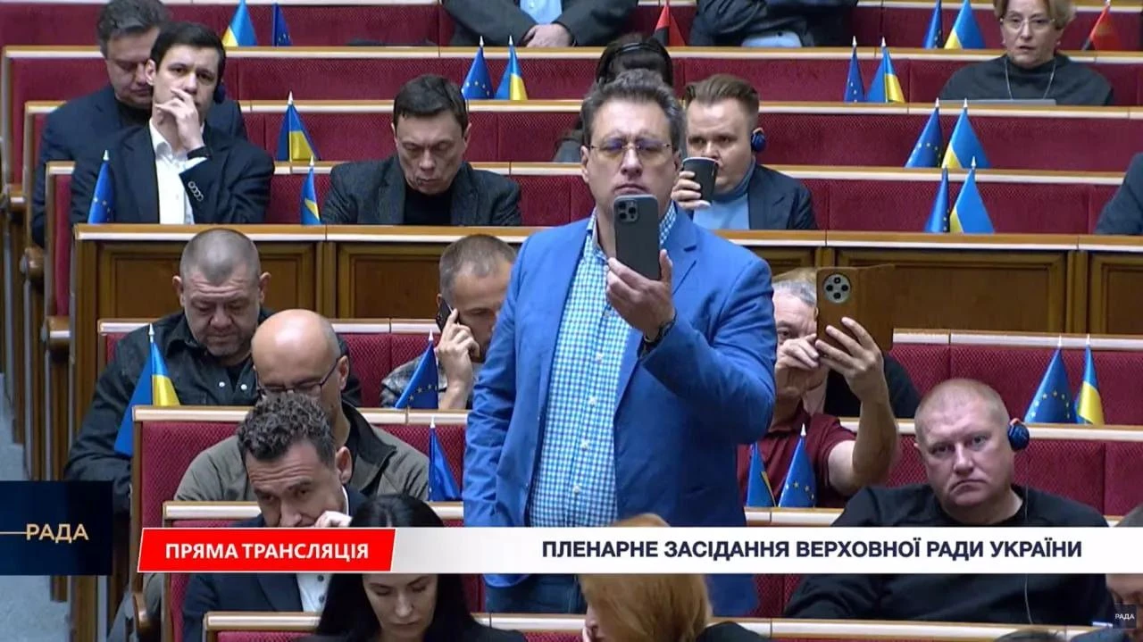 Говорите помедленней. Я записываю.