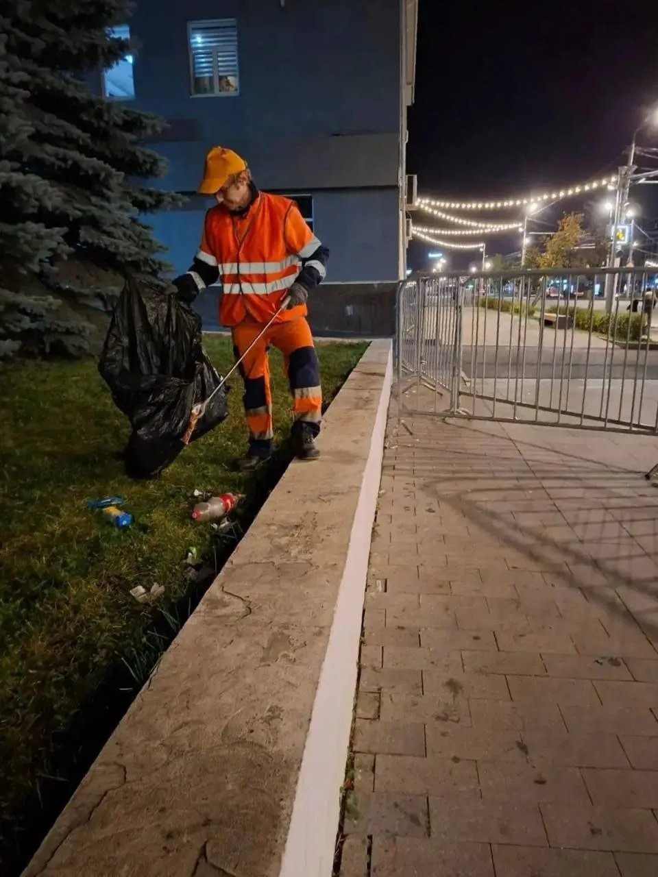 На площади Ленина убирали мусор во время ралли