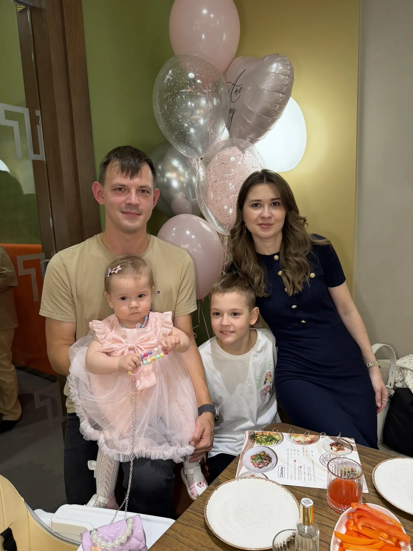 Нашей младшей дочке Ане в пятницу исполнился 1 годик 🎂