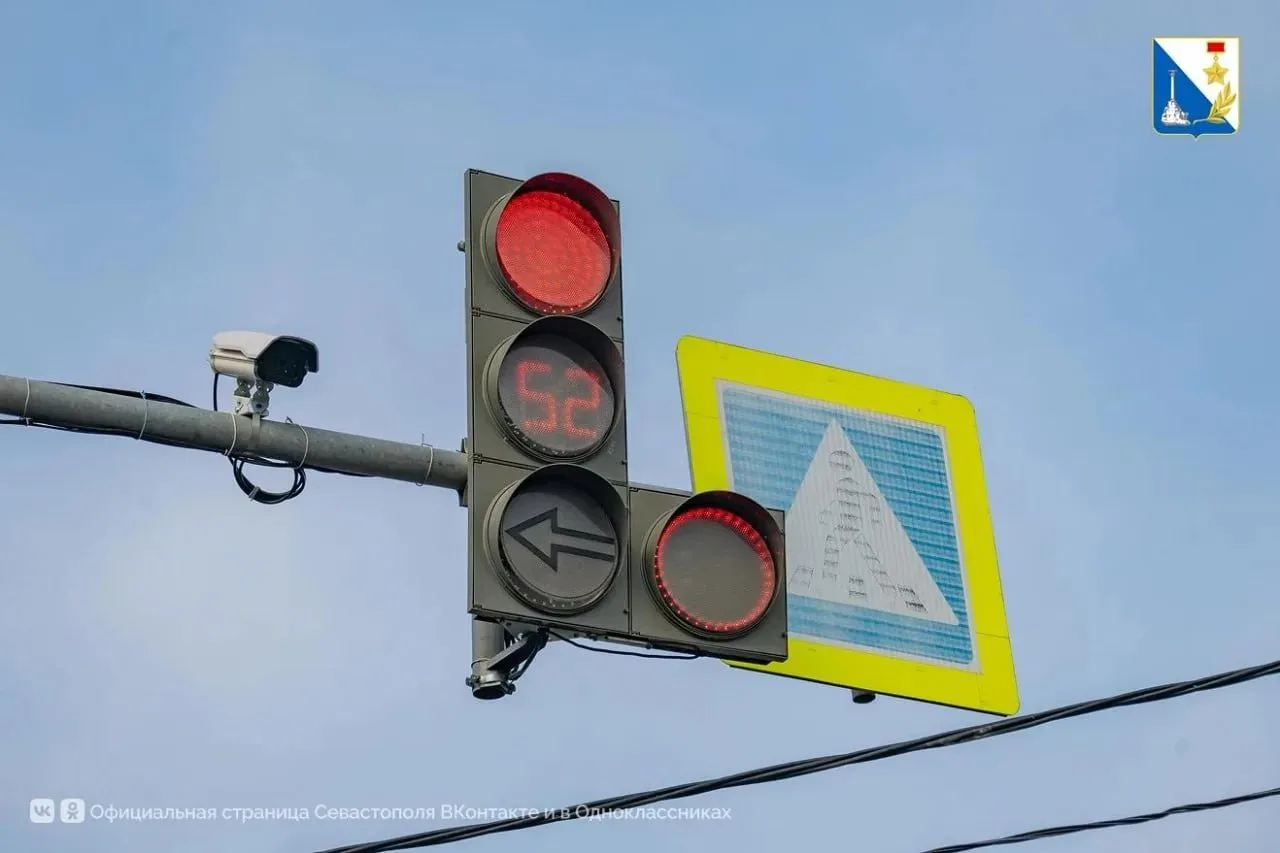 В Севастополе на пересечении улиц Богданова и Челюскинцев установили видеодетекторы для...