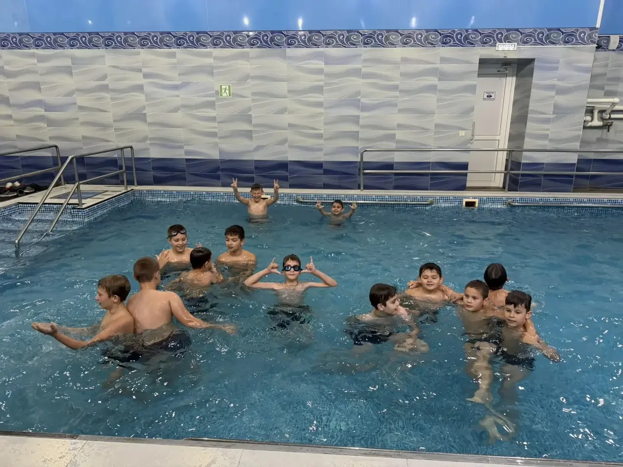 Плавание — важная часть здорового распорядка в лагере. Сегодня в бассейне активно трени...
