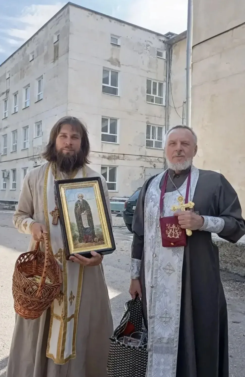 Протоиерей Александр Курбачёв, клирик Свято-Никольского храма-памятника, и иерей Конста...