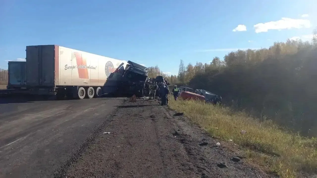 Фура влетела в две машины дорожников на М-5
