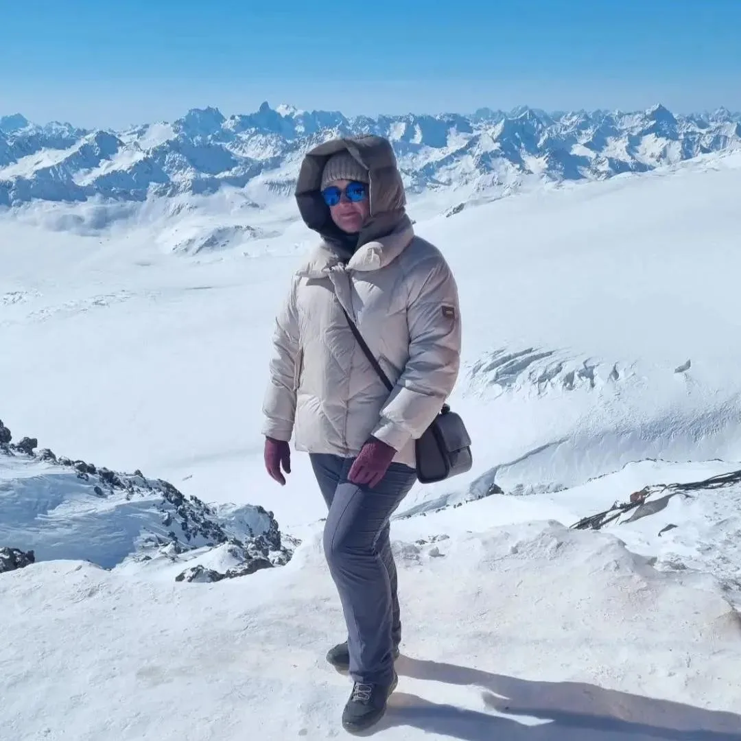 Это я у подножия Эльбруса! Красота там невероятная! 🏔️🏔️🏔️