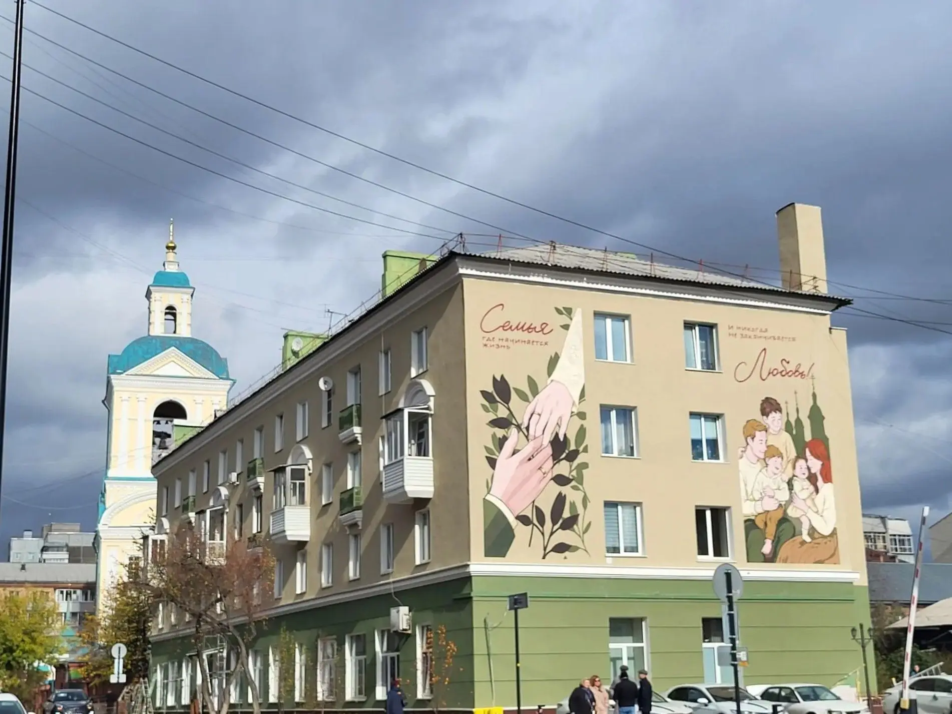 Смотрим на новый мурал в центре Красноярска