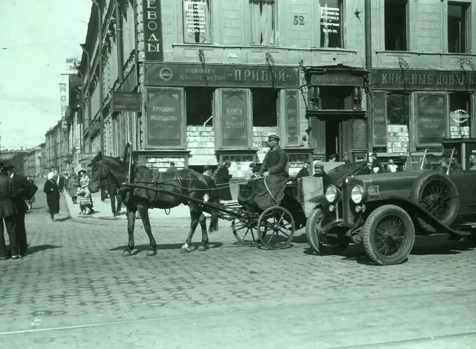 Угол, образованный проспектом 25-го Октября и улицей 3-го Июля. 1928