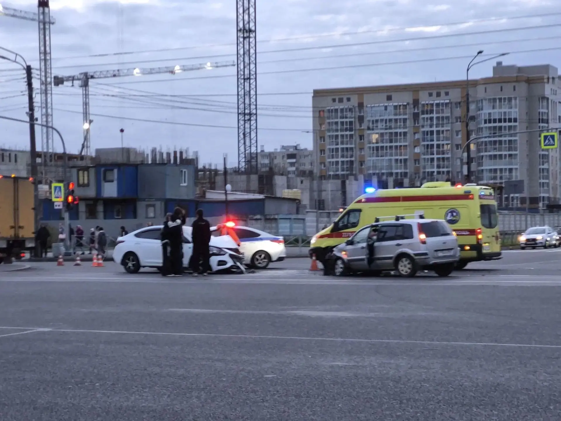 Вчера 26.10.2026 примерно в 17 часов произошло ДТП на перекрёстке улиц Олеко Дундича и ...