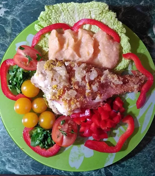 Морской окунь под чесночным соусом