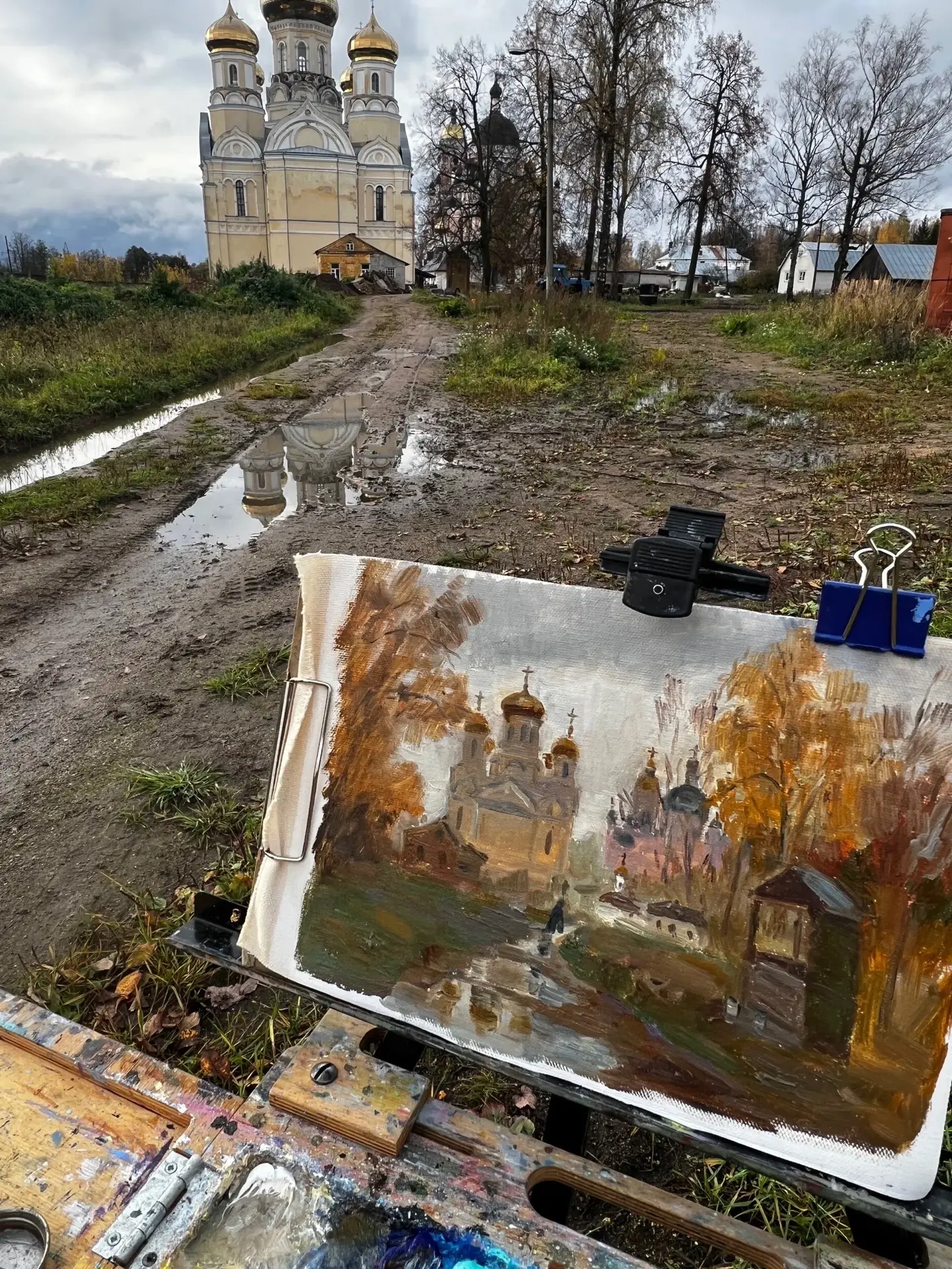 Рисовала маленький этюд, такую нашла колоритную дорогу с лужами 😍👩‍🎨