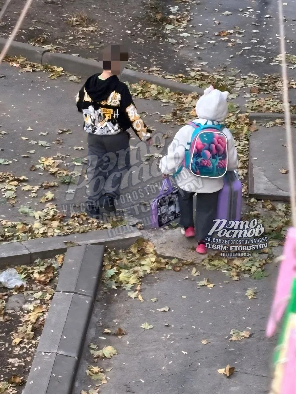 😍 Милота дня: мальчик устал после школы и скинул тяжёлую ношу на подружку