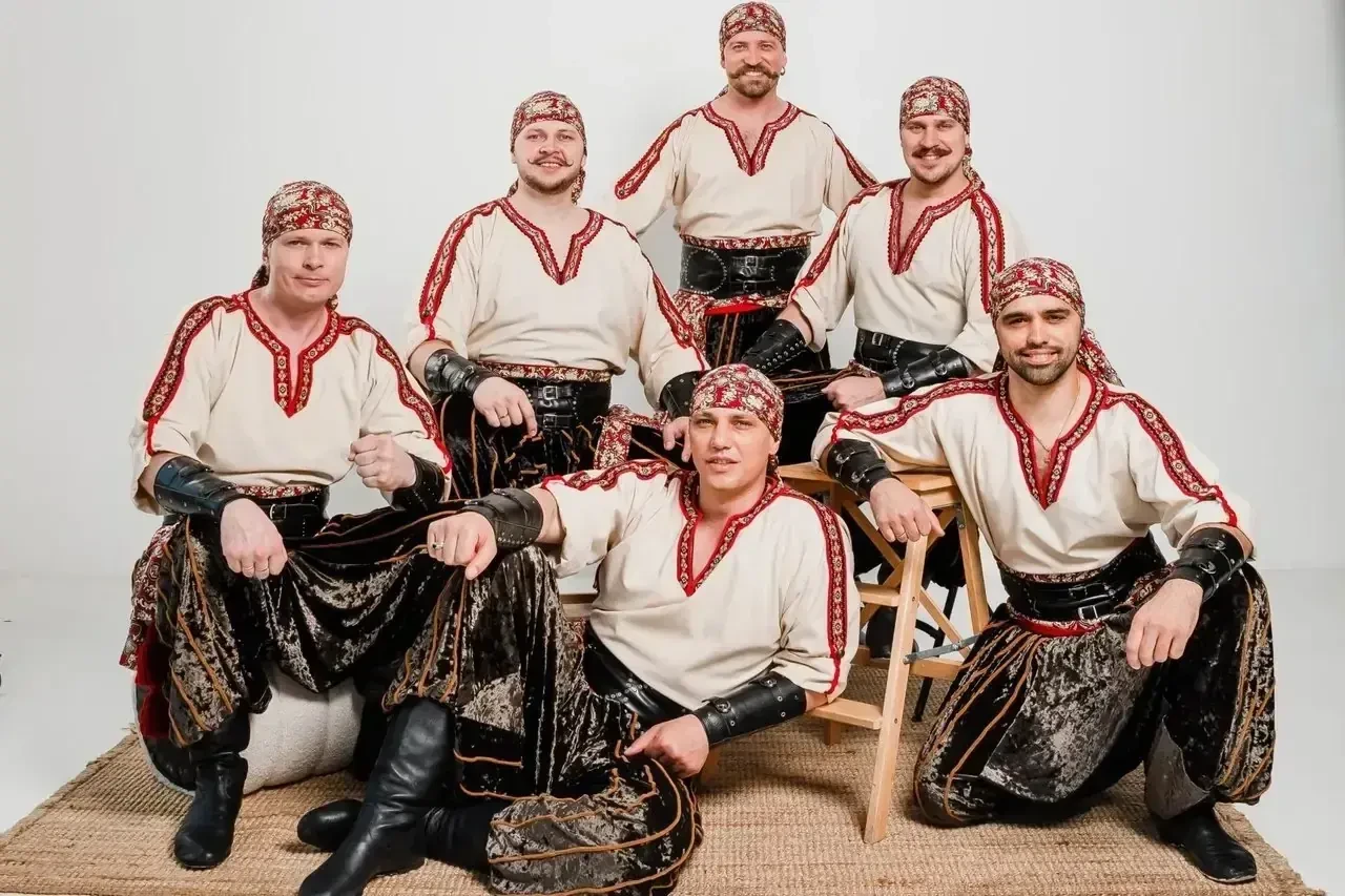 🎶 Мужское многоголосие и живой звук: ансамбль «Скрыня» выступит в Мостовском