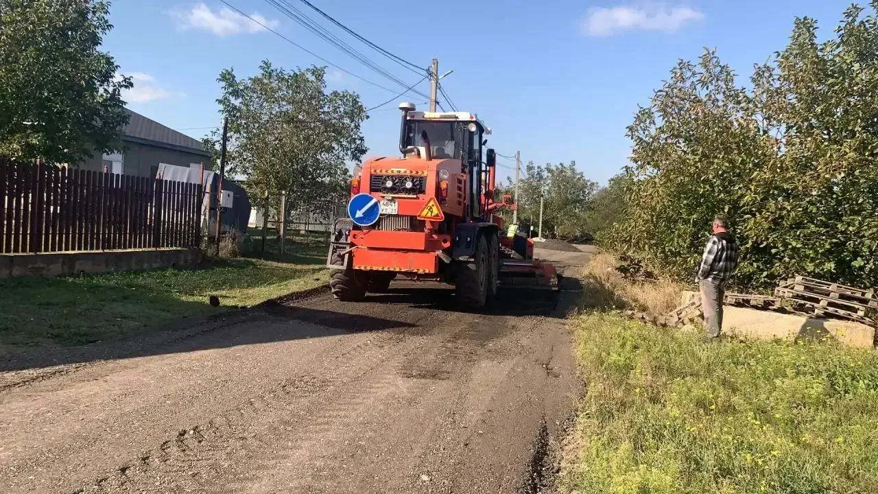 В пригородах Анапы развернули масштабные работы по обновлению улиц и дорог