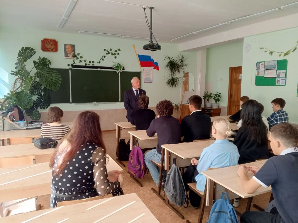 В школе прошла встреча учащихся 11 класса и учащихся 7-х классов с героем России и засл...