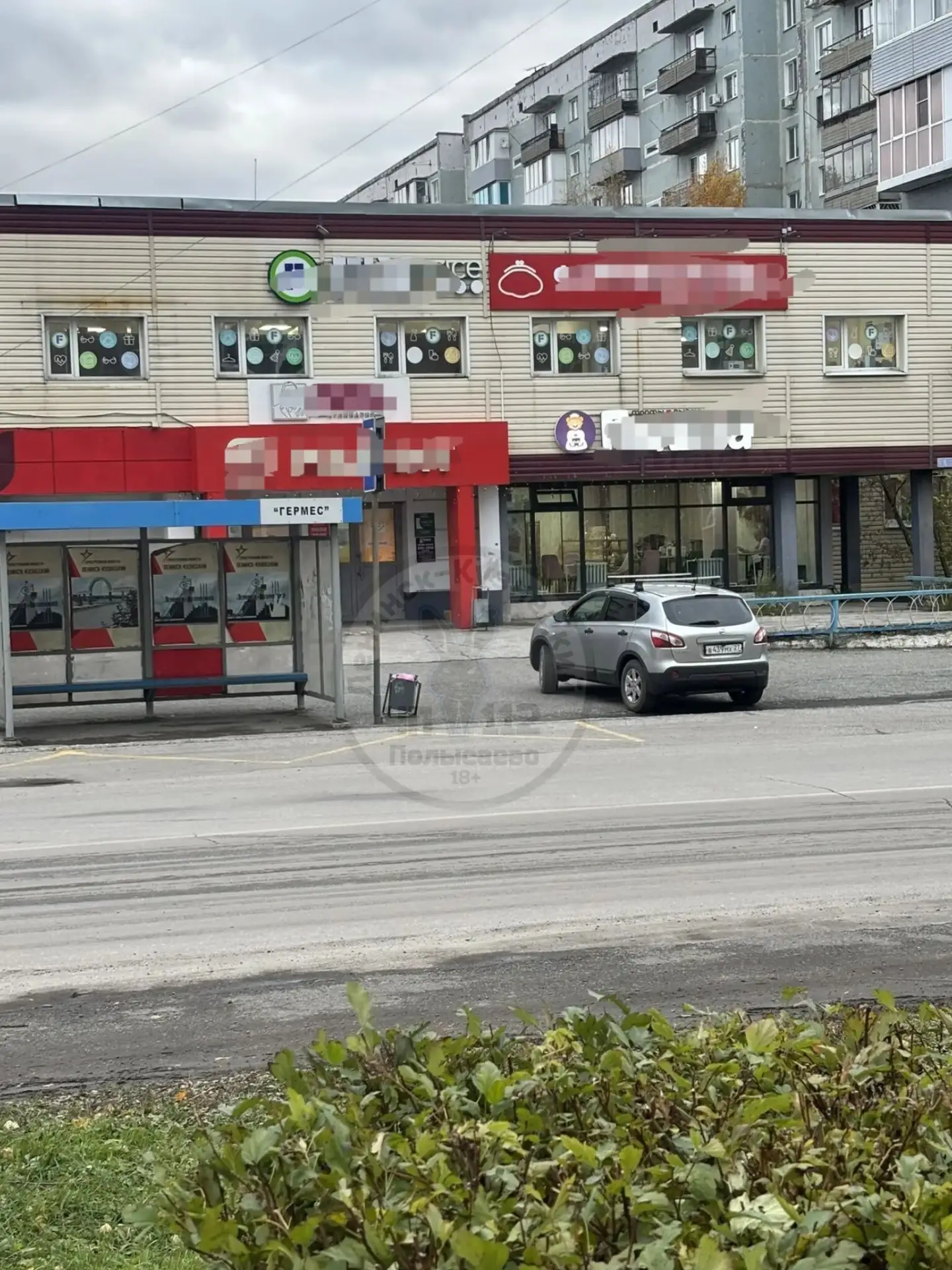 Очень плохо что люди в нашем городе не знают ПДД. Стоянка на пешеходном тротуаре запрещ...