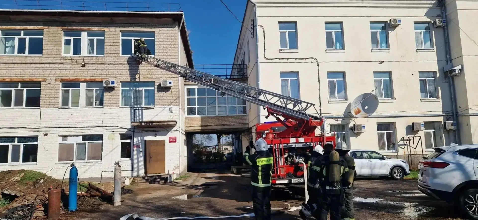 🔥Пожарные по лестнице забрались в окно третьего этажа стационара Октябрьской ЦРБ – там...