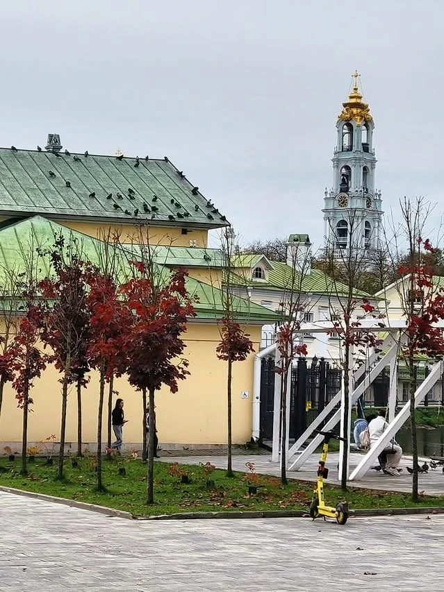 Осенний вид на Лаврскую колокольню из окна автобуса.