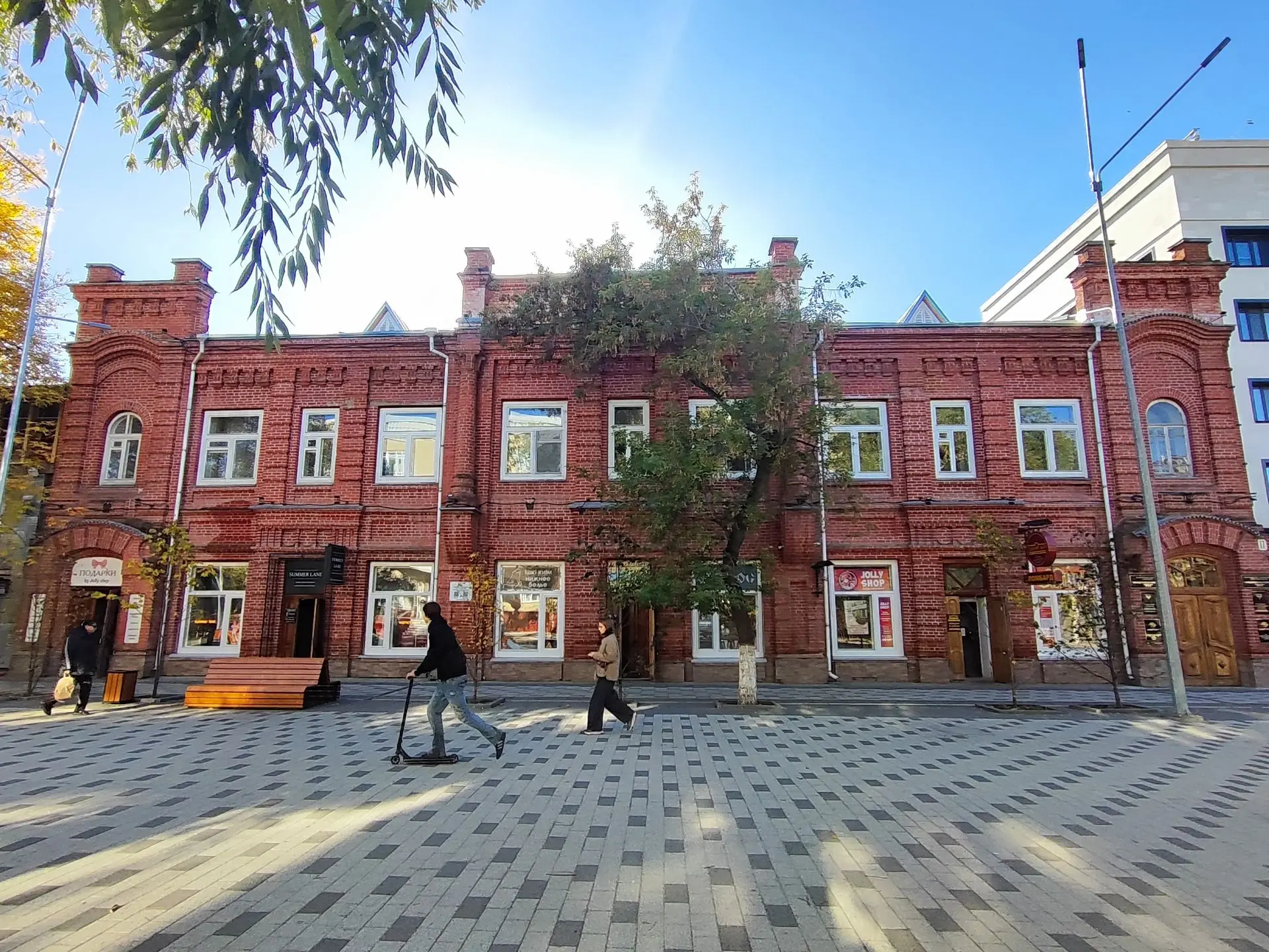 Историческая застройка (дореволюционный Петропавловск) представлена скудновато.