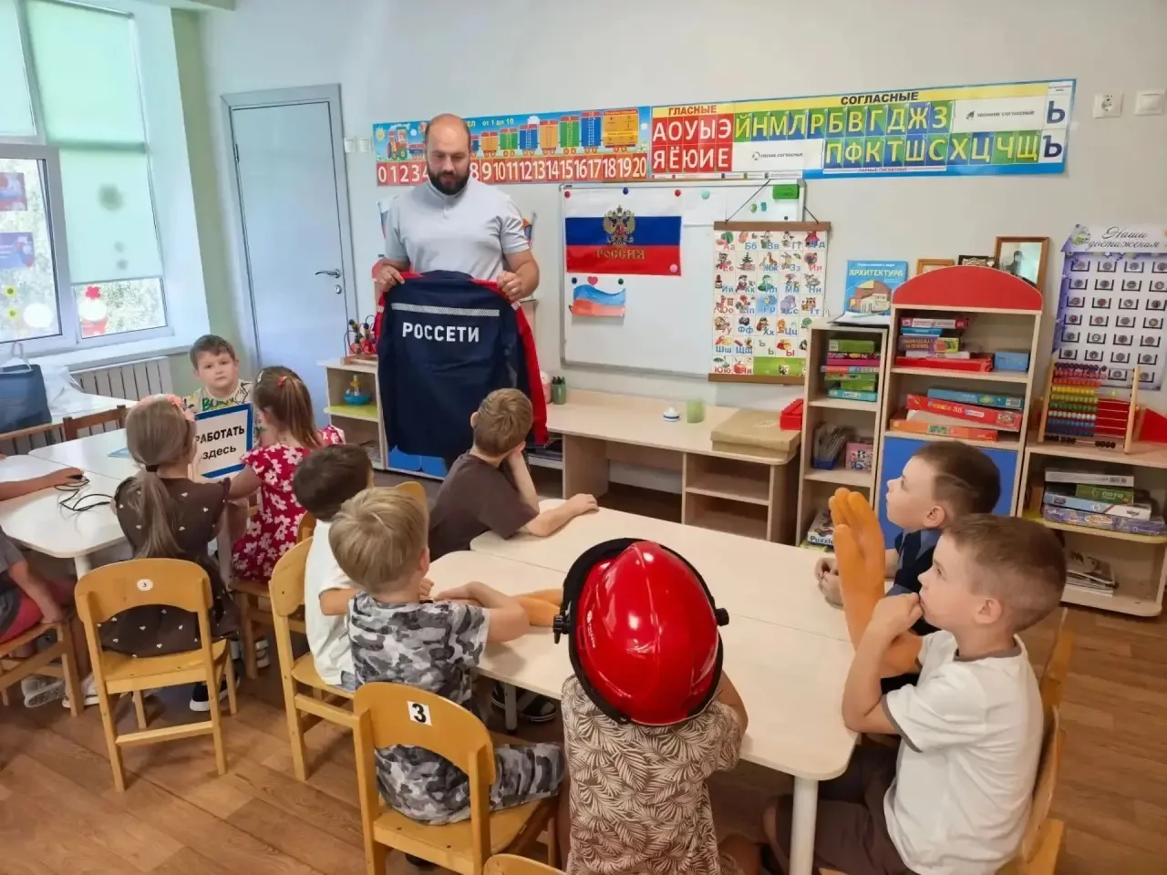 В подготовительной  группе "Светлячок" состоялась встреча с сотрудником  ПАО "Россети Ц...