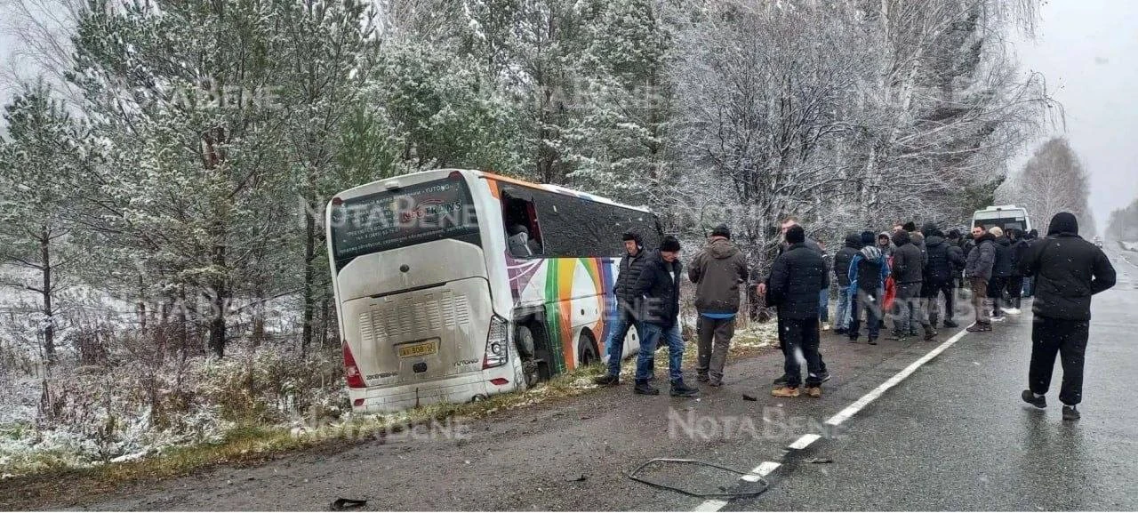 Автобус с вахтовиками слетел с трассы по пути в Танзыбей.