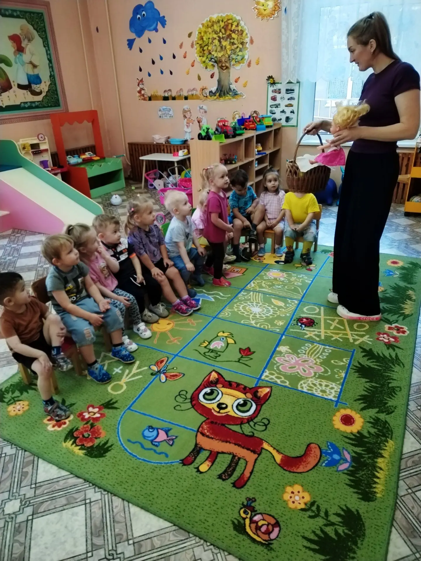 Сегодня к нашим ребяткам снова пришла куколка Дашенька 🥰 и принесла с собой корзинку, ...
