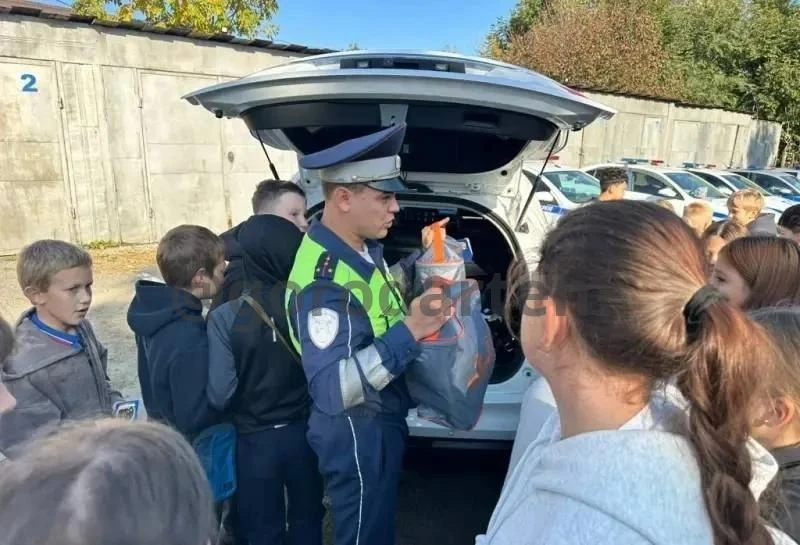 В Артёме сотрудники ГАИ поделились со школьниками рассказами из своей профессиональной ...