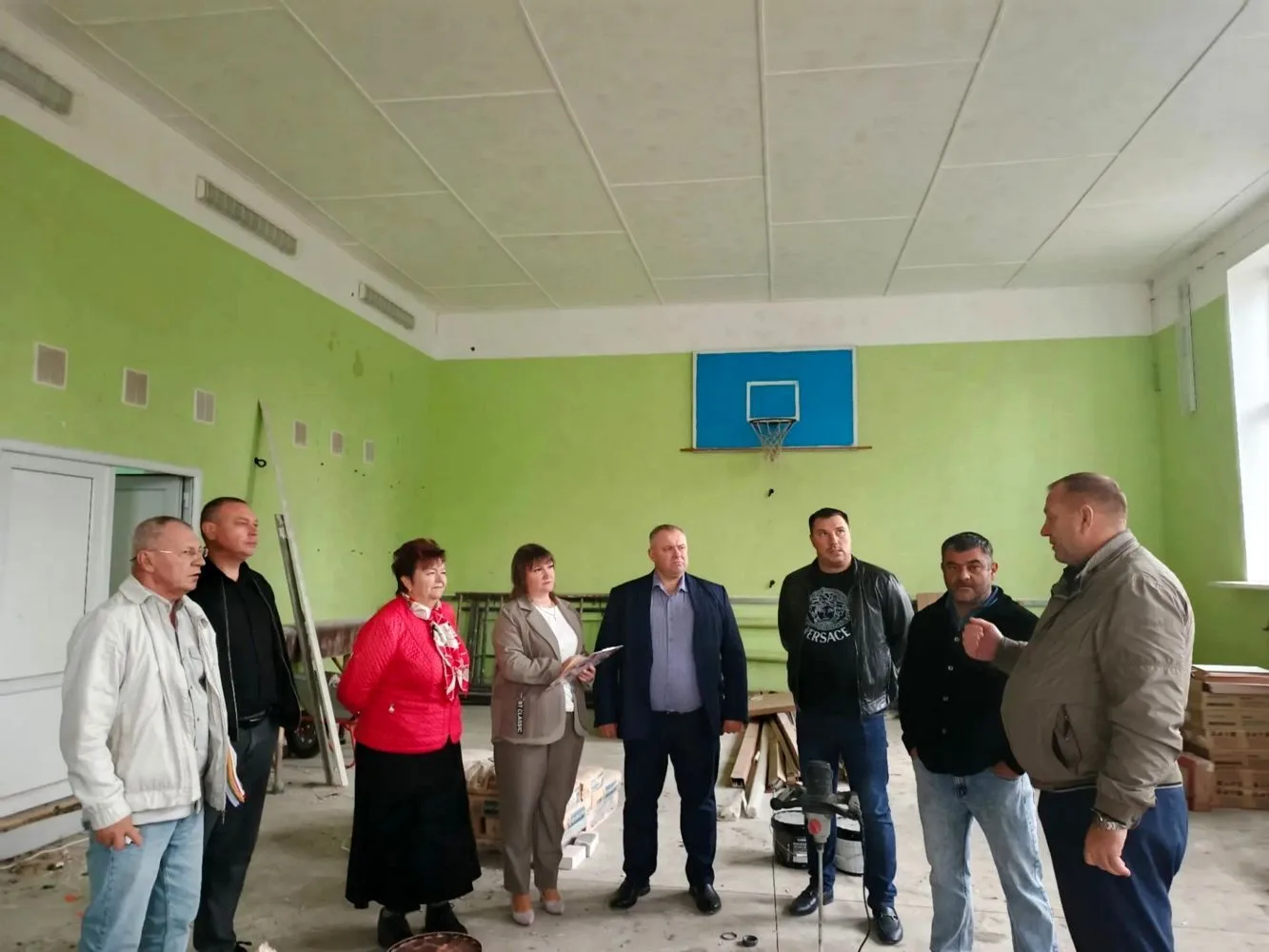 В Миленинской школе продолжается капитальный ремонт. Глава района Сергей Цуканов и спец...